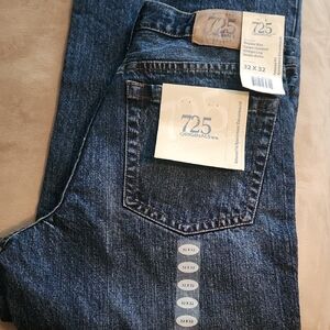 725 Levis. Relaxed Fit .Straight Leg
